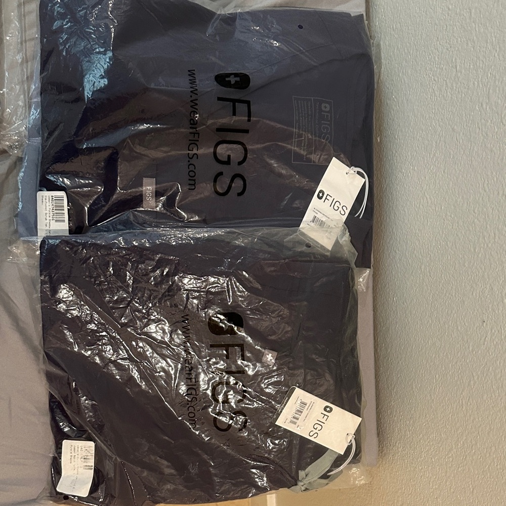 Figs purple shadow scrub set